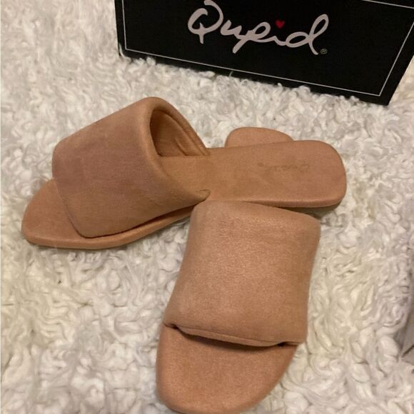 Qupid Slip On Faux Suede Sandals Size 6 NWT - Picture 2 of 6